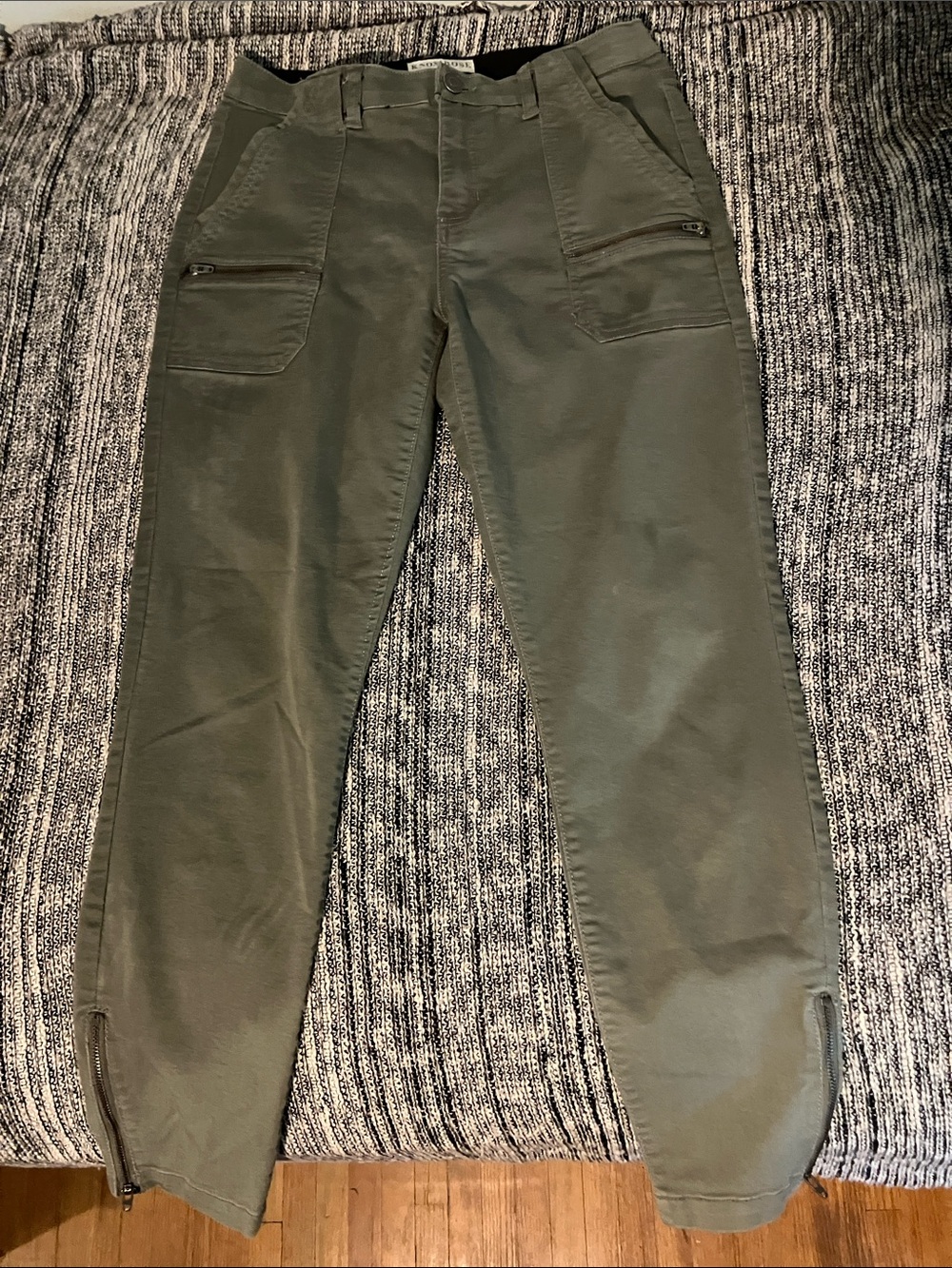 Knox Rose Sage Green Fitted Cargo Pants w/ Zipper Ankles Women’s Active